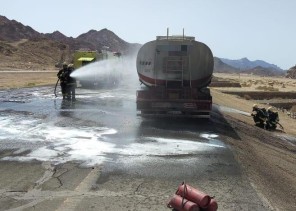 مدني ضباء يخمد حريقاً اندلع بناقلة وقود محملة بمادة ( الديزل)