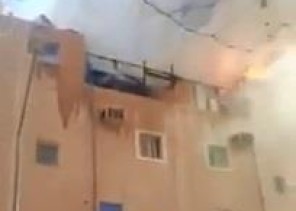 بالفيديو .. حريق هائل يلتهم سطح مبنى سكني في دولة الكويت.
