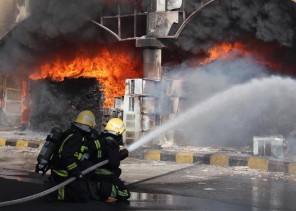 شاهد .. اندلاع حريق هائل في السوق الدولي بتبوك