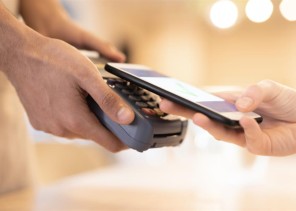 هل يمكن استخدام بطاقة بنكية واحدة في تطبيق “مدى Pay” على هاتفين مختلفين؟