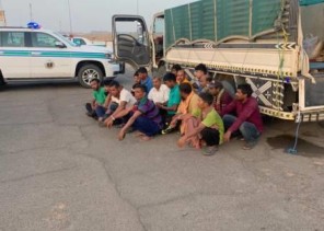 أمن الطرق بالشقران تُحبط عملية تهريب عدد من العمالة المخالفة داخل شاحنة دينا .. والكشف عن جنسياتهم!