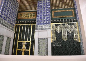 شاهد.. بيت عائشة أو الحجرة النبوية الشريفة التي تضم قبر النبي ﷺ وصاحبيه