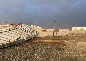 حتى تركت غرف وصالات المنزل في العراء .. رياح عاتية تقتلع سقف منزل بمهد الذهب – صور