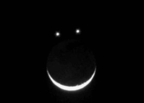 مركز الفلك الدولي يوضح حقيقة ظاهرة “الهلال المبتسم”