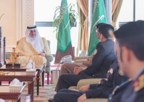 أمير تبوك يستقبل قائد القوات الخاصة للأمن والحماية