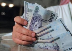 هل يمكن أن ينتقل كورونا عن طريق العملات النقدية والورقية؟ .. وكم فترة وجوده على النقود؟ – فيديو