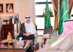 أمير تبوك يستقبل مدير فرع وزارة الموارد البشرية بالمنطقة
