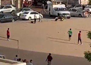 بالفيديو: شباب يتجاهلون الاجراءات الاحترازية ويلعبون كرة القدم داخل حي بجدة
