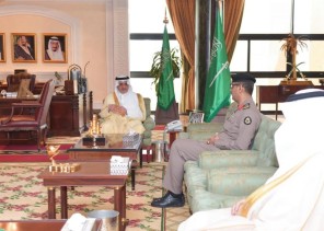 أمير تبوك يؤكد على أهمية تكثيف الجهود وتطبيق الإجراءات الاحترازية بما يضمن سلامة المواطن والمقيم .