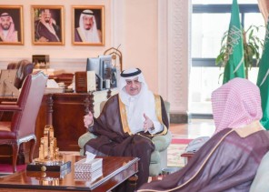 أمير تبوك يطلع على التقرير الشؤون الإسلامية الخاص بتهيئة جوامع ومساجد المنطقة وتعقيمها وتجهيزها