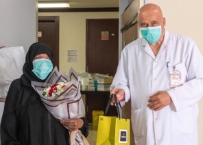فريق طبي يكرم أكبر مصابة بفيروس كورونا بعد تعافيها في ينبع الصناعية