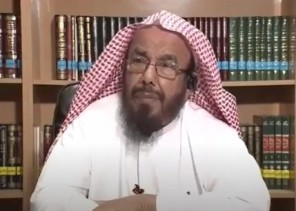 بالفيديو.. هل يجوز أن يُصلي الإنسان مع الإمام في بيته الملاصق للمسجد إذا كان مجاوراً له بسبب كورونا