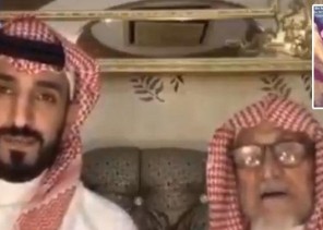 شاهدة: رجل مسن يمازح أحد أبنائه وزوجته بعفوية وخفة دم