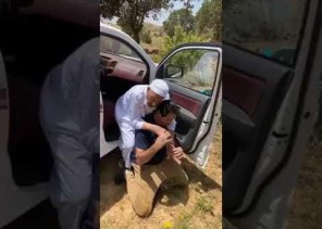 ضاربا أجمل الأمثلة .. شاهد: مواطن يحمل والده على ظهره للتنزه في أحد مناطق عسير