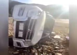 أمير عسير يهدي سيارة لمتطوعين بعد تعرضهما لحادث مروري أثناء توصيل الأدوية في المنطقة