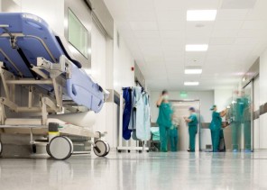 بالفيديو: مواطنة تروي كيف تسبب شقيقها في فقدان بصرها؟ .. وهذا ما حدث لها في مستشفى خاص بالرياض