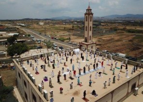 “الشؤون الإسلامية” تتوعد بمحاسبة من سمح بالصلاة فوق سطح أحد الجوامع بالعارضة