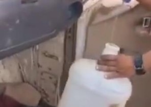 شاهد: شخص يقوم بتعبئة جالون بنزين داخل سيارته في محطة وقود بمكة .. والدفاع المدني يتدخل!