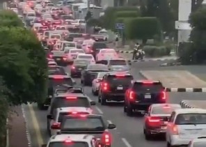 بعد الاختناقات المرورية بسبب المصطافين.. لجنة من 4 جهات لإيجاد حلول لازدحام السيارات بأبها (فيديو)