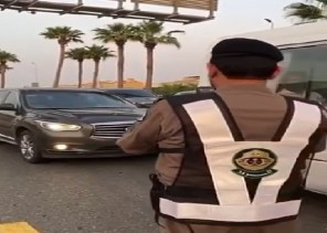 بالفيديو .. مرور جدة يطبق مخالفة عدم الالتزام بالمسارات المحددة
