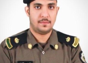 القبض على شخصين حاول أحدهما الاعتداء على رجال الأمن بـ”ساطور” بعد الاشتباه فيهما بالرياض