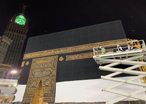 استبدال ثوب الكعبة المشرفة