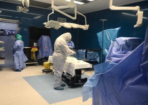 فريق طبي بمستشفى بيش يجرون عملية ولادة قيصرية ناجحة لامرأة مصابة بكورونا