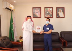 مدير عام الهلال الأحمر بالقصيم يكرم المسعف “فهد الزغيبي” نظير مجهوداته