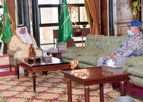 أمير تبوك يكرم عددًا من أفراد حرس الحدود بالمنطقة