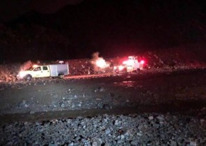 داهمهما سيل عارم فجأة.. العثور على رجل وطفلة على هذه الهيئة داخل سيارة في عسير – صور