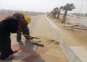 إزالة آثار العاصفة الرملية في ساحل عسير