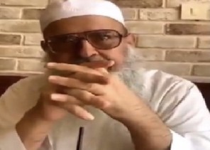 براً بوالدته .. بالفيديو: الشيخ “عبدالحميد السلمان” يكشف عن عدم خروجه من المنزل إلا بعد أن يستأذنها