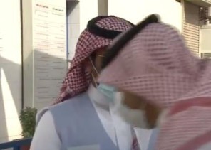 أثناء إجراء حوار مع أحد الضيوف .. شاهد: مراسل الإخبارية يفقد الوعي على الهواء بسبب لهيب الشمس