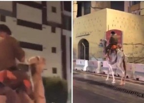 في مشهد غريب .. بالفيديو: رجل أمن يسير في شارع بمكة بـ”جمل”