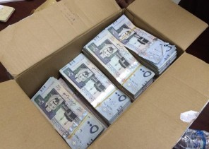 حادث مروري يكشف عن قضية تستر تجاري و “نصف مليون ريال” داخل سيارة وافد