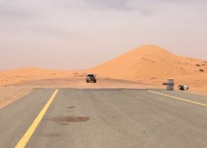 تعلّق المركبات بالرمال في الجزء المتعثّر .. شاهد: مواطن يوثق معاناة سالكي طريق (حائل – رفحاء) المزدوج