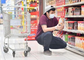 تحت شعار “لاتسأل بكم” .. التجارة: تدعو المستهلكين لدفع السعر المكتوب على المنتج دون أي زيادة