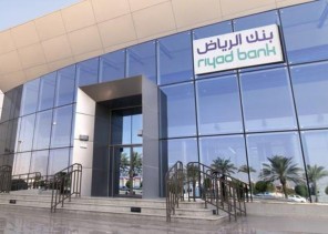 بنك الرياض يتعهد بتوظيف المواطن الذي ظهر في مقطع يبيع الشاي رغم حصوله على ماجستير من إحدى الجامعات الأمريكية