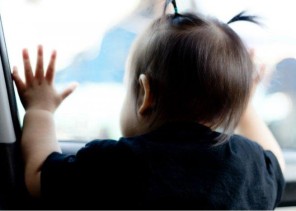 تحذير من المرور: ترك الأطفال دون سن العاشرة في المركبة يُعد مخالفة .. وهذه العقوبة تنتظر المخالفين!