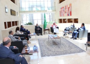 سفير المملكة لدى الأردن يلتقي وفداً من جماعة عمان لحوارات المستقبل