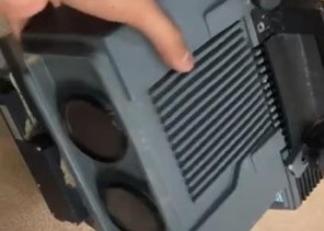 شاهد: شاب يعثر على جهاز “ساهر” وسط رمال الصحراء في مكة