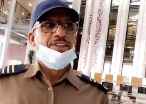 يتحدث 3 لغات .. شاهد: حارس أمن يعمل في مكتبة الملك فهد منذ 30 عاماً