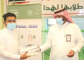 محافظ الدرب يتابع “عودة المدارس ..وفق الإجراءات الإحترازية ويطلق حملة تسليم المقررات الدراسية “