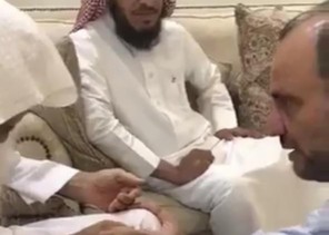 شاهد.. مدير مدرسة في الخرج يلتقي بطلابه بعد 40 عاماً وأحدهم لم يتمالك دموعه