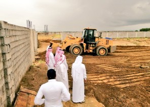 محافظ صامطة يتفقد أحياء وقرى المحافظة بعد موجة الأمطار