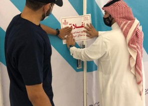 بلدية غرب الدمام تضبط طن ونصف مواد غذائية واكثر من 6000 لتر سوائل من مستودع لأحد الكافيهات