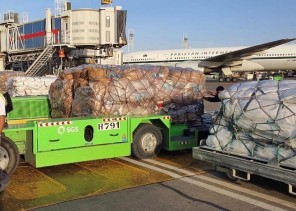 مركز الملك سلمان للإغاثة يُسيّر أولى طلائع الجسر الجوي السعودي للبنان لمساعدة منكوبي الانفجار في مرفأ بيروت.