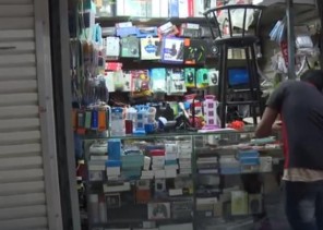 أحدهم هرب وترك المحل.. تفاصيل حملة “التجارة” على العمالة المخالفة في سوق الكمبيوتر بالرياض (فيديو)