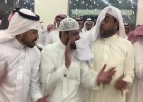 بالفيديو: ماهي قصة “رقصة الدحة” وتحولها من مخافة الأعداء في الحروب إلى الأفراح؟