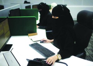 أول تفاعل مع الموارد البشرية مع شكوى فتاة ضد شركة اشترط مسؤول فيها كشف الوجه مقابل التوظيف